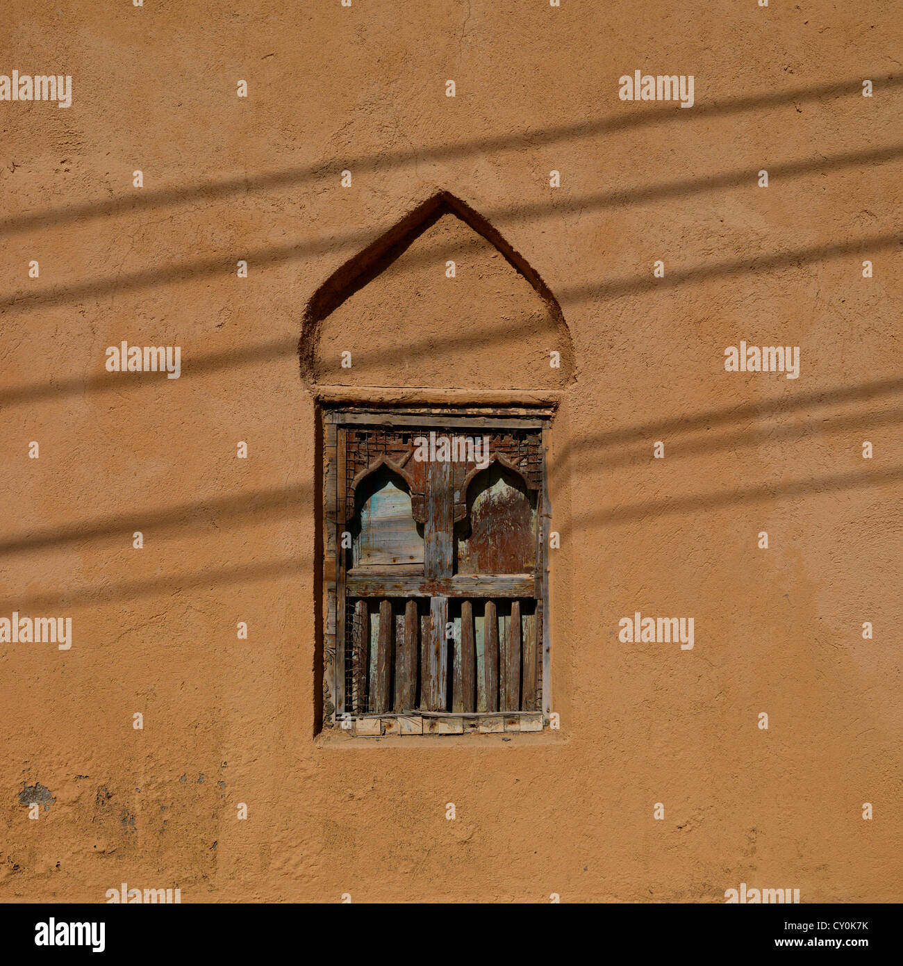 Scolpita in legno finestra di una vecchia casa, Mirbat, Oman Foto Stock