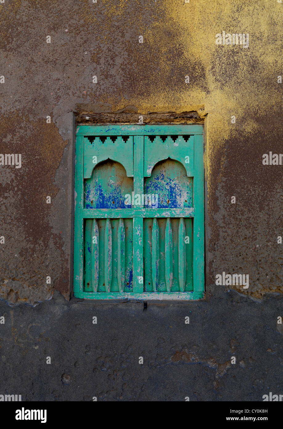 Smeraldo scolpita in legno finestra sul muro, Mirbat, Oman Foto Stock