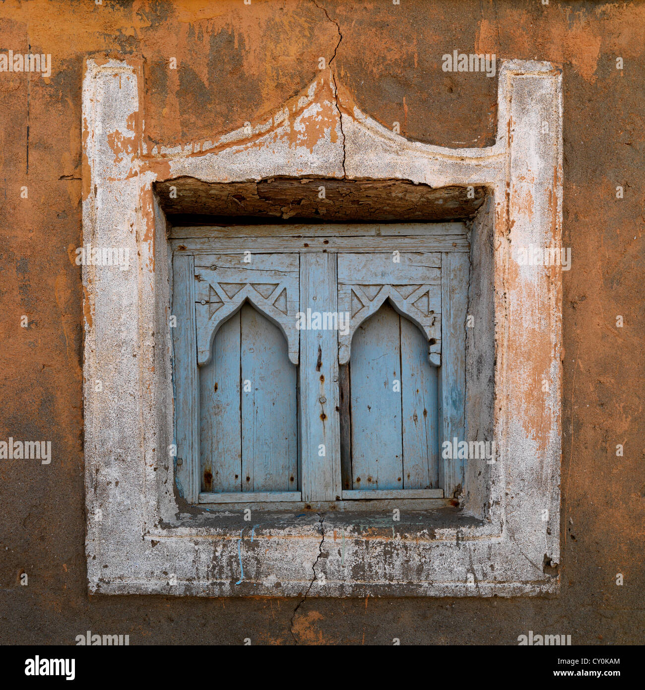 Blu nella finestra in legno in stile arabo di una vecchia casa, Mirbat, Oman Foto Stock