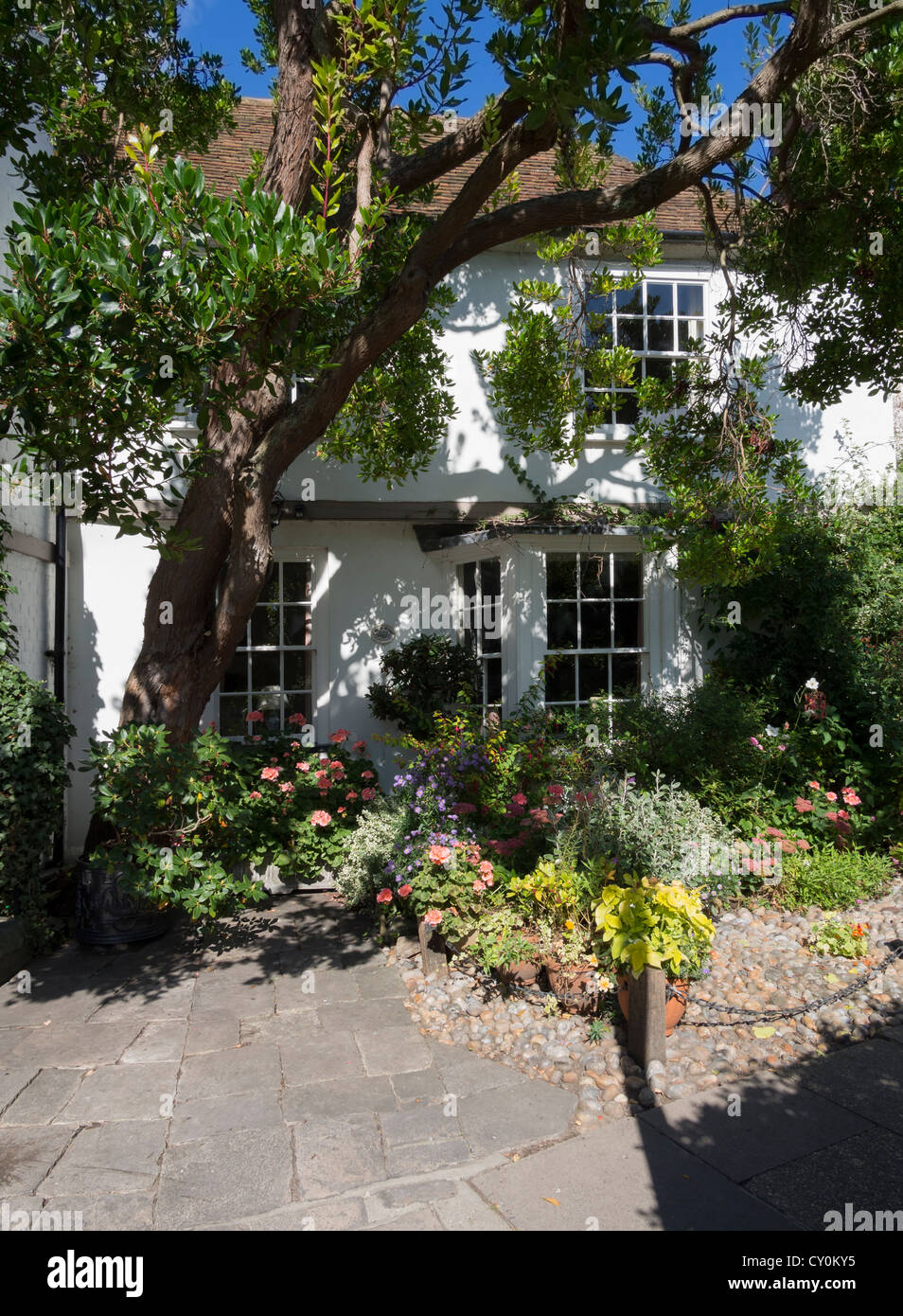 Tradizionale cottage inglese con un grazioso giardino in segale, Sussex. Foto Stock