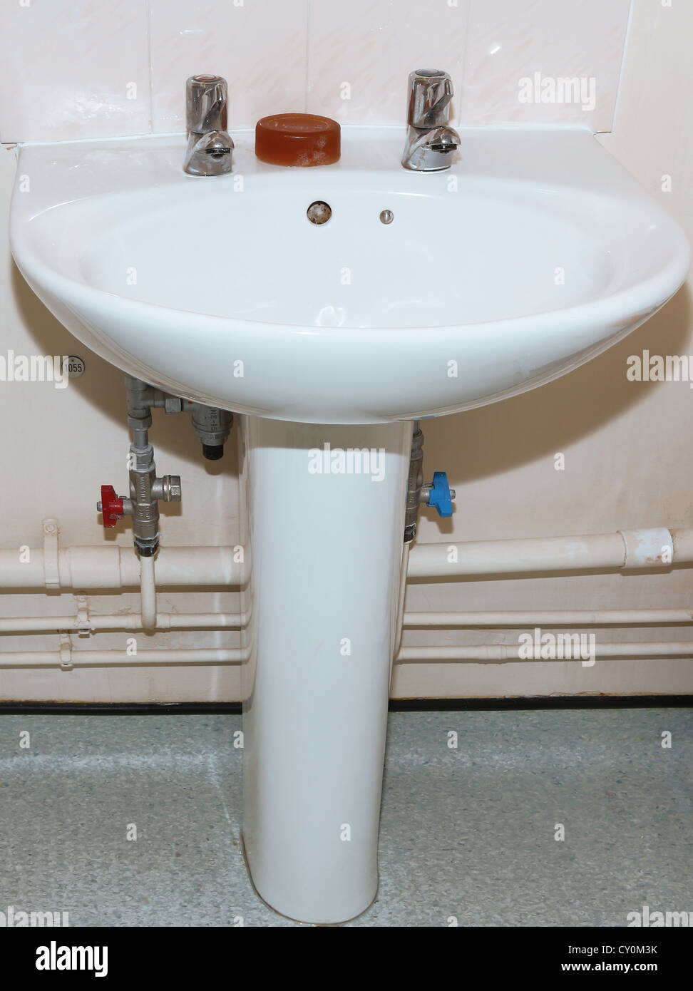 Un lavandino con due rubinetti a caldo e a freddo e SOAP Foto stock - Alamy