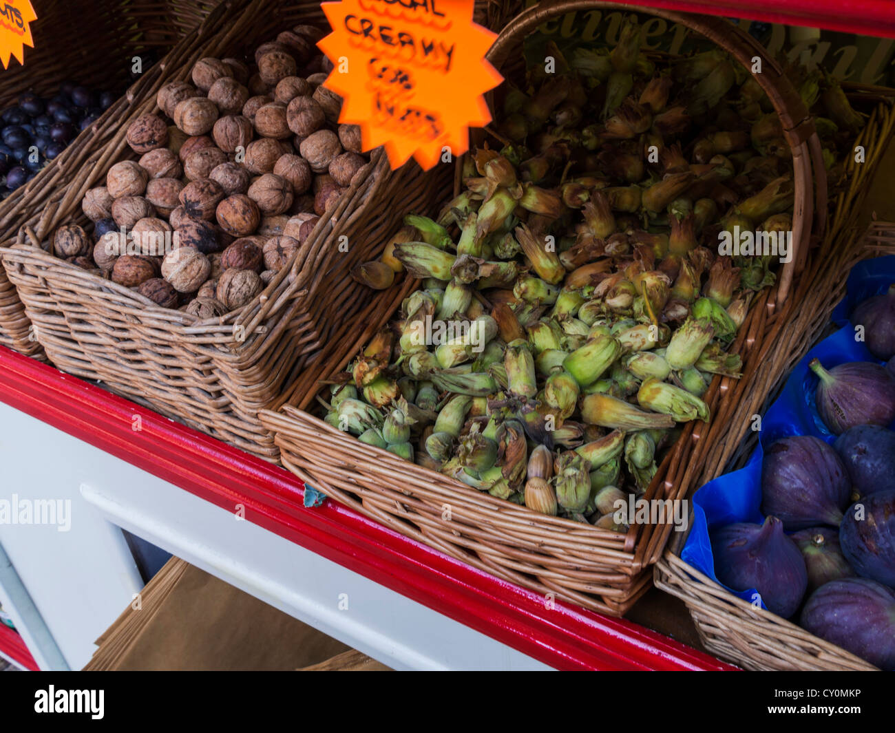 Locali di noci e nocciole per vendita a High Street shop nella segale, Sussex. Foto Stock