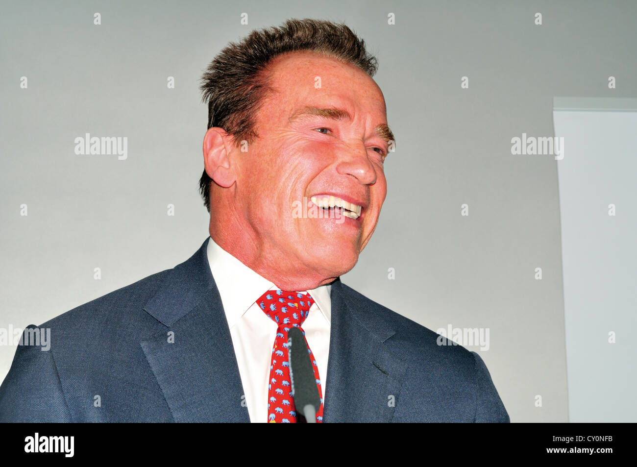 Germania: Arnold Schwarzenegger durante la presentazione della sua autobiografia "Richiamo totale' alla Fiera del libro 2012 a Francoforte Foto Stock