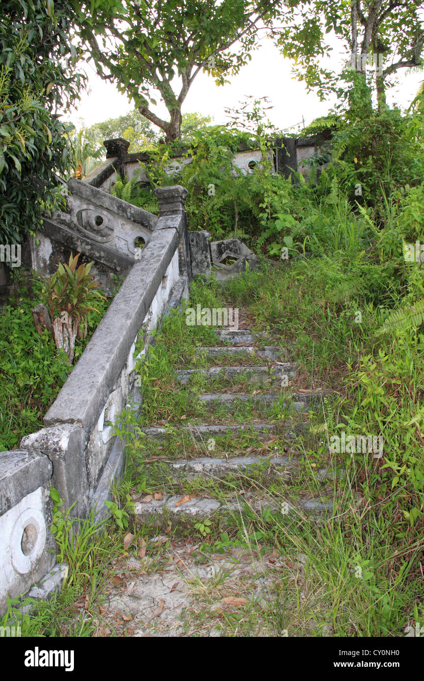 Resti della vecchia scala, parte di Sandakan Heritage Trail, Sandakan, Sabah Borneo, Malaysia, sud-est asiatico Foto Stock