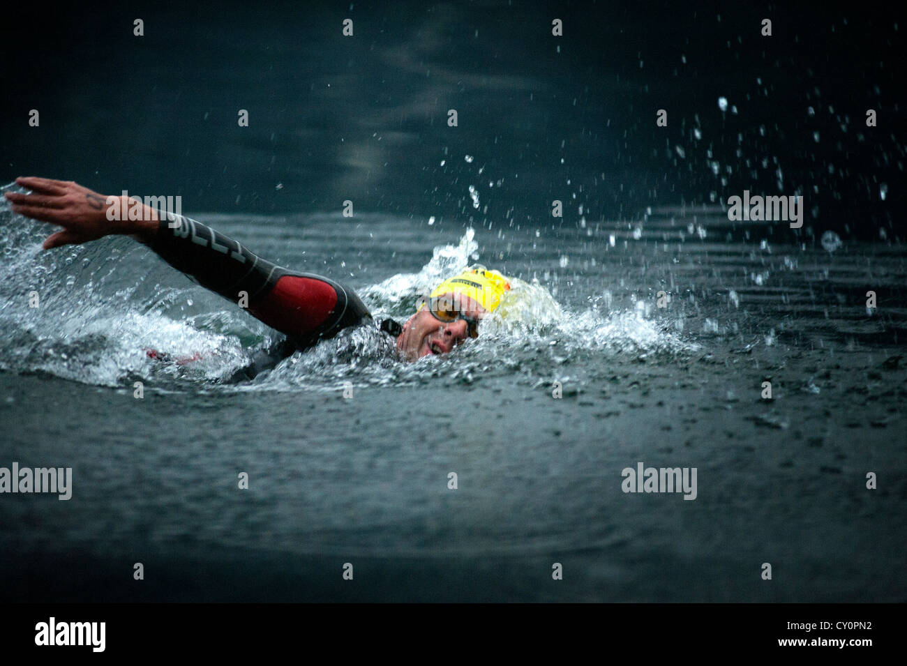 Bjorn Anderson da soli in acqua a Norseman Xtreme Triathlon 2012 Foto Stock