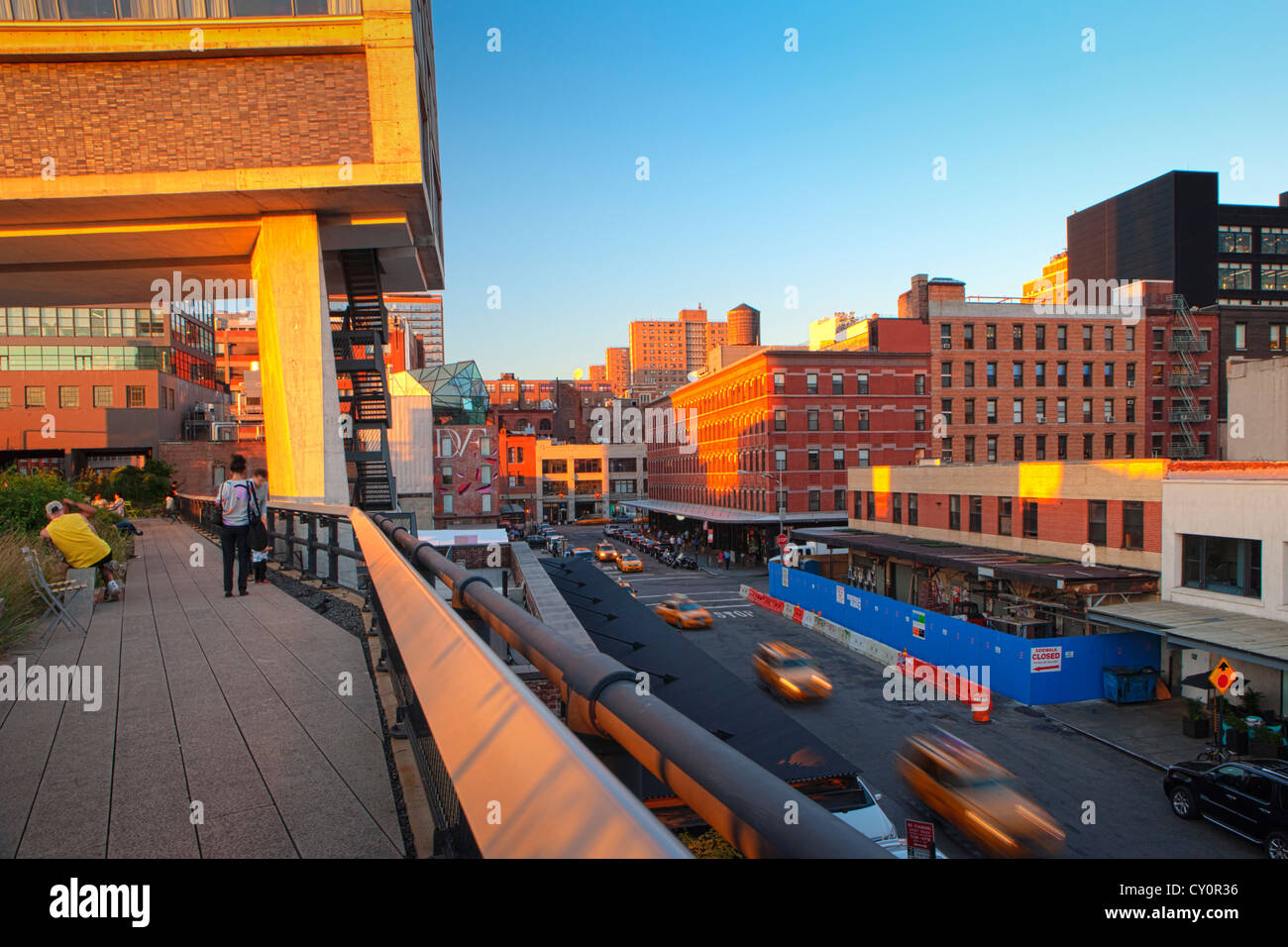 La linea alta elevata Park passa sotto lo Standard Hotel, si affaccia il confezionamento della carne District di New York City Foto Stock