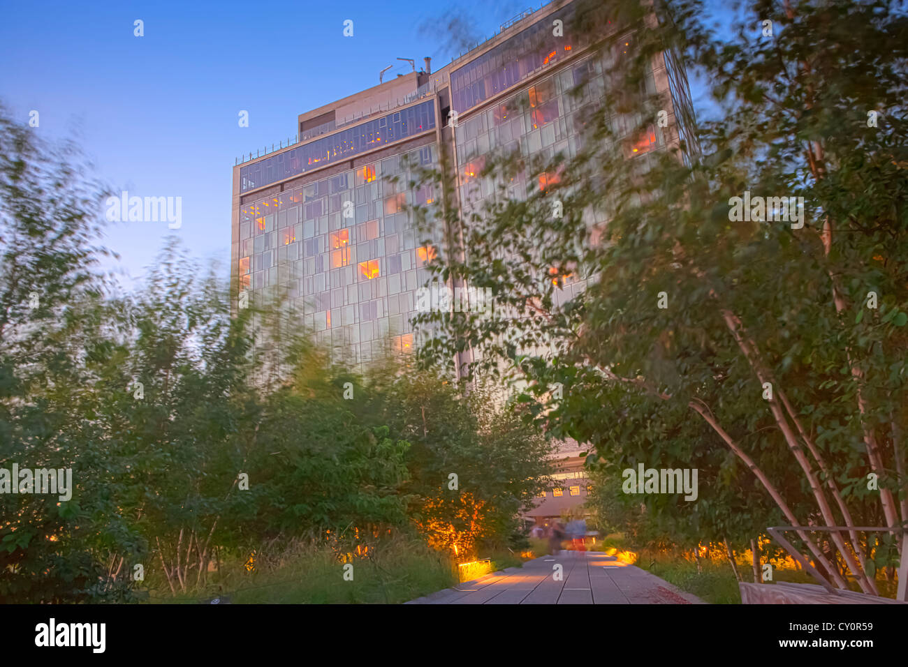 Verde e lussureggiante passerella sulla linea alta elevata Park passa sotto lo Standard Hotel di New York Foto Stock
