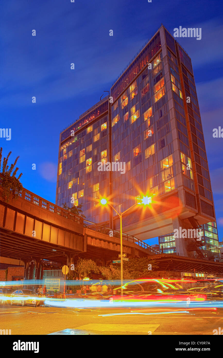 Lo Standard Hotel visto dal confezionamento carne District di New York City Foto Stock
