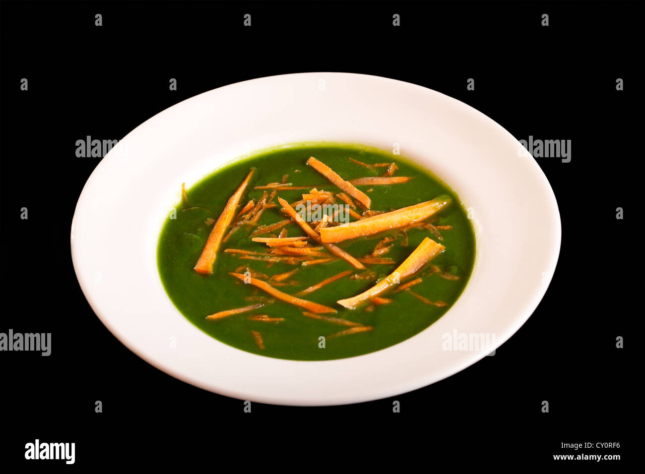 Gusto fresco e morbido una deliziosa zuppa di spinaci è meravigliosamente nutriente. Foto Stock