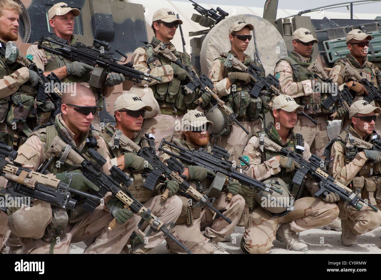 Militare olandese di pattuglia a Kunduz, Afghanistan Foto Stock