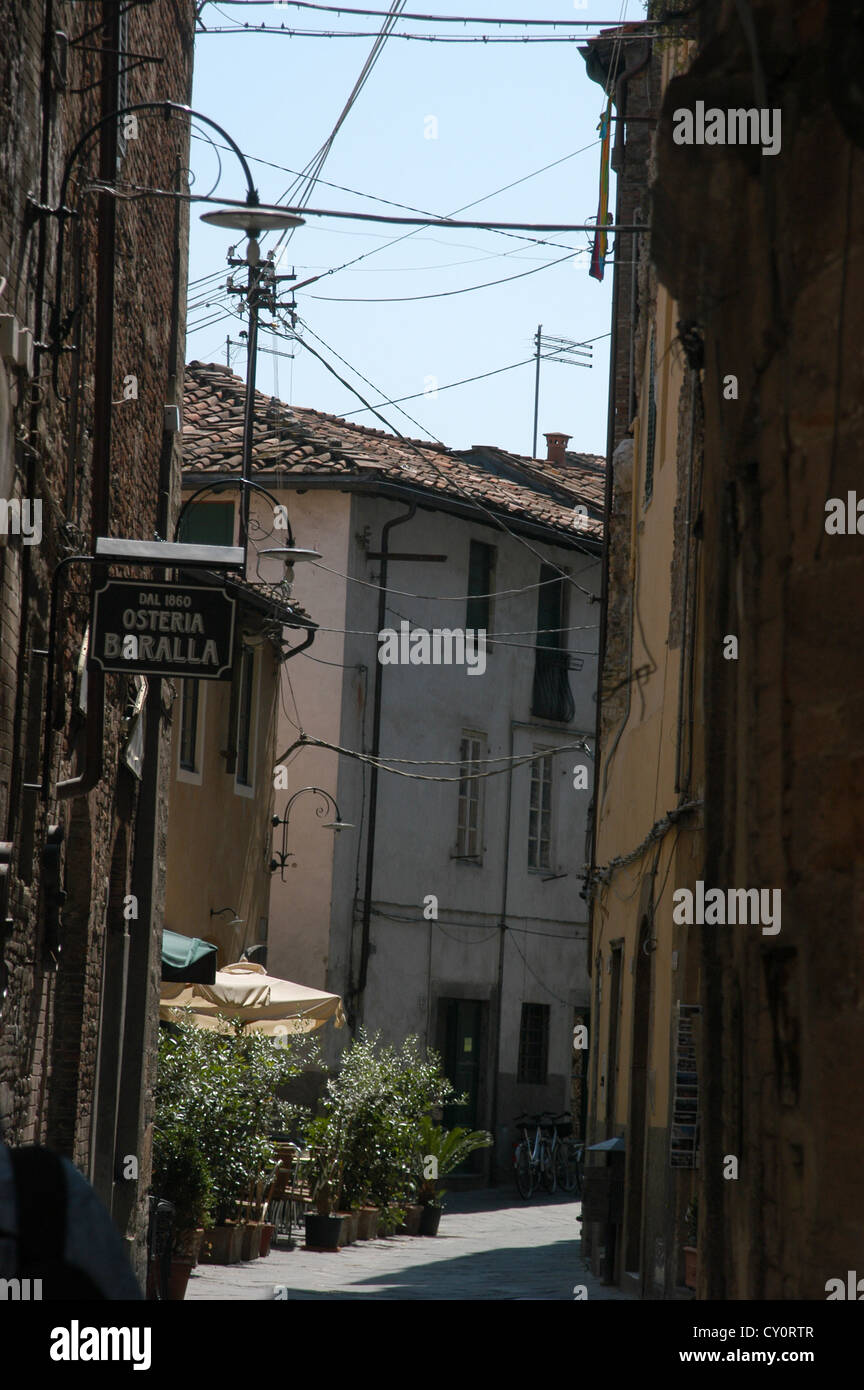 Versante italiano street con nessun popolo a Lucca, Toscana, Italia Foto Stock