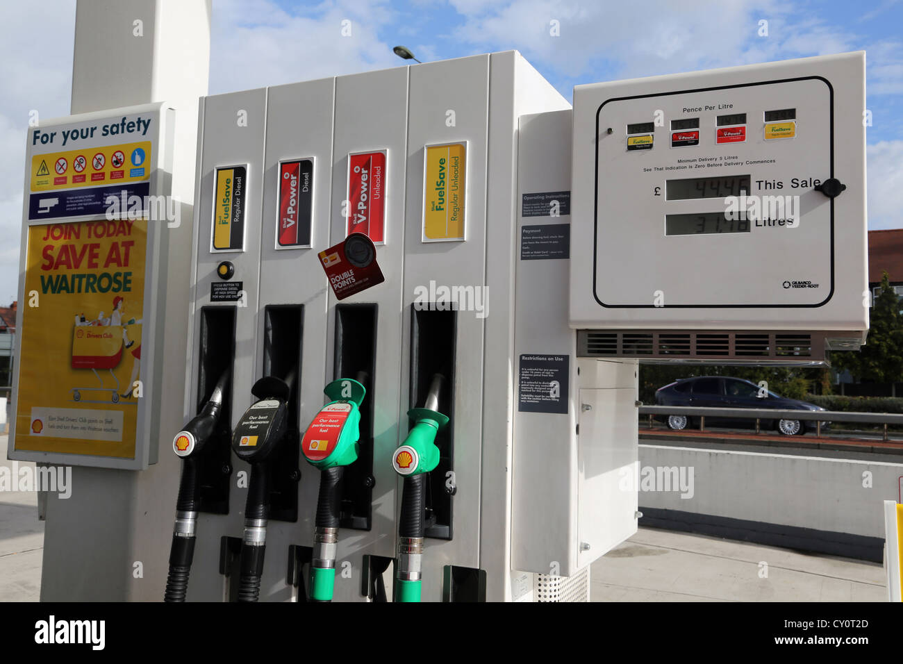 Le pompe di benzina Diesel regolare, diesel, benzina senza piombo e normale benzina senza piombo al distributore di benzina Shell Ewell Inghilterra Foto Stock