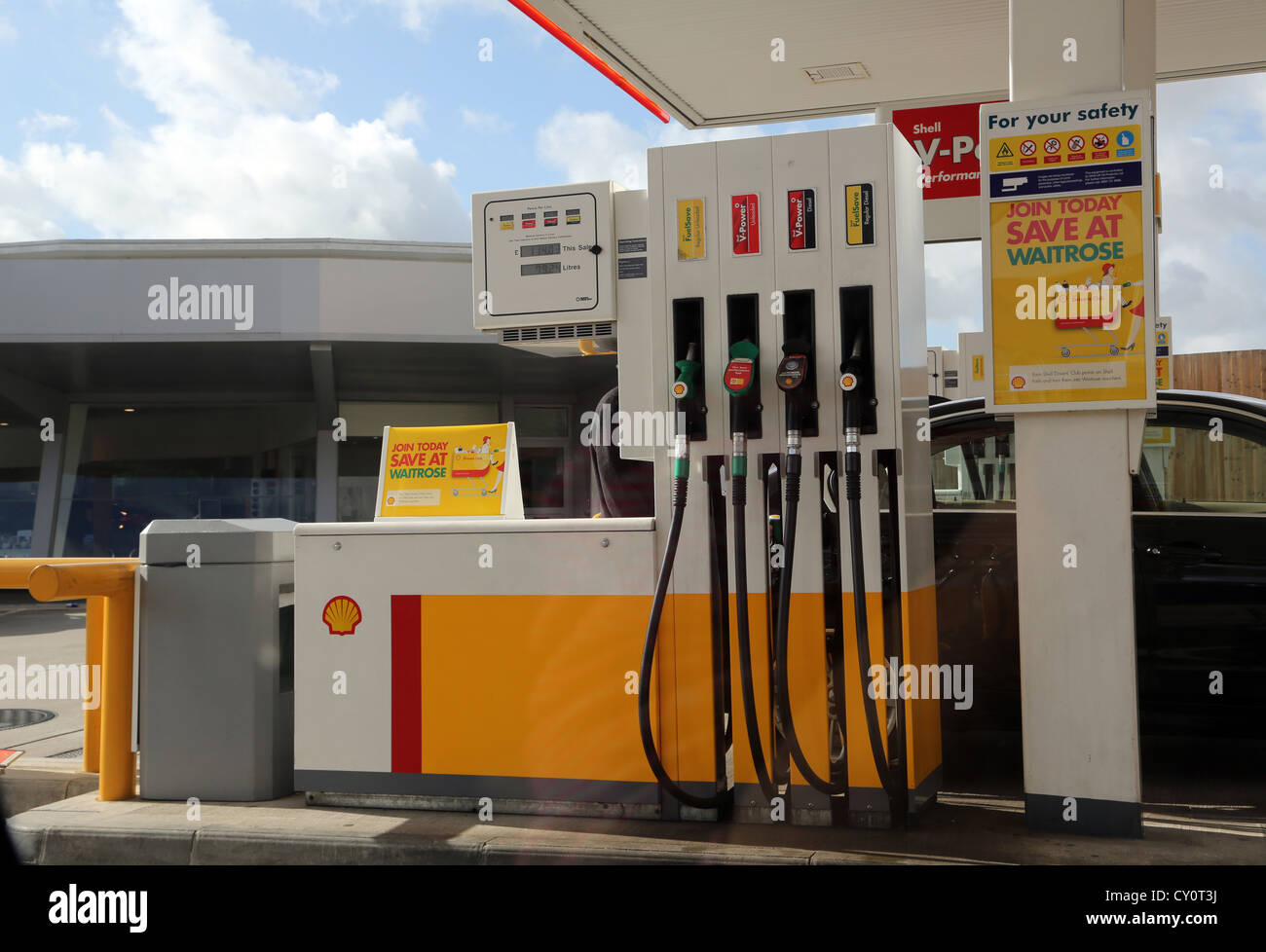 Le pompe di benzina Diesel regolare, diesel, benzina senza piombo e normale benzina senza piombo al distributore di benzina Shell Ewell Inghilterra Foto Stock