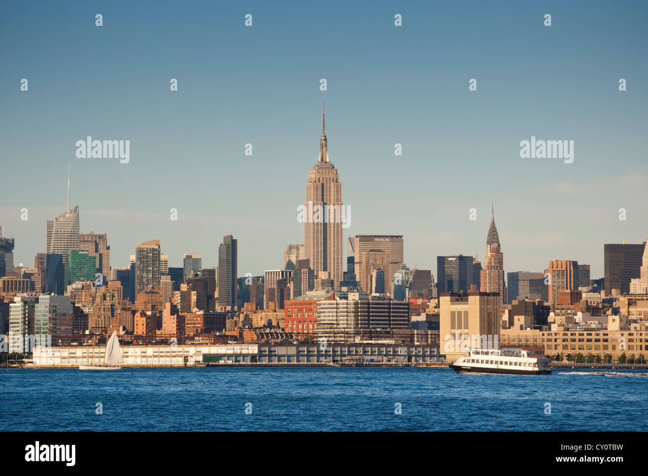 Empire State Building nel centro di Manhattan dalla città di Jersey, New Jersey Foto Stock