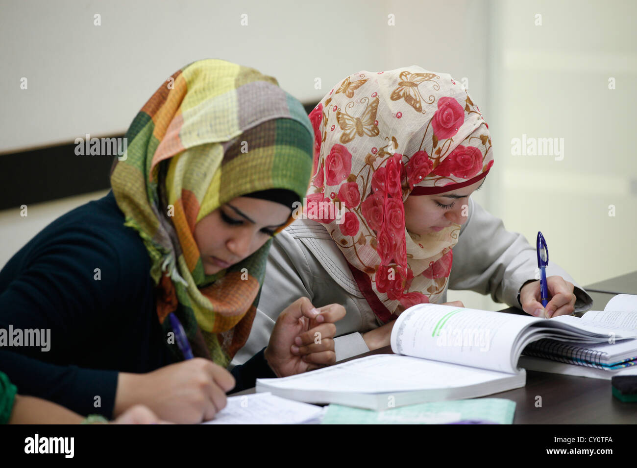 Gli studenti palestinesi scrivendo durante una lezione di Al Quds university di Abu Dis una città Palestinese in Gerusalemme il governatorato dell' Autorità Nazionale Palestinese confinante con Gerusalemme Israele Foto Stock