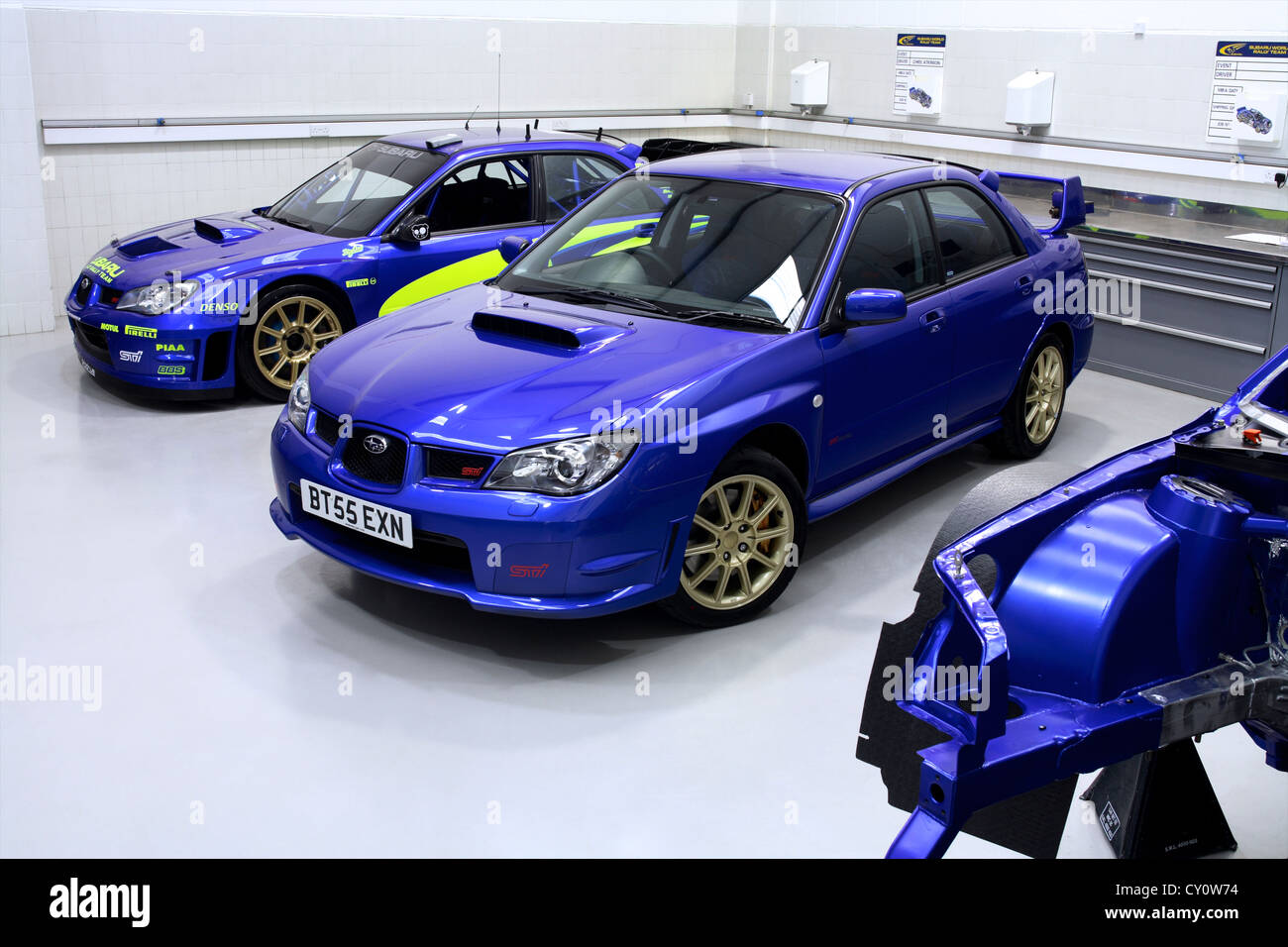 Subaru Impreza Rally e auto da strada Foto Stock