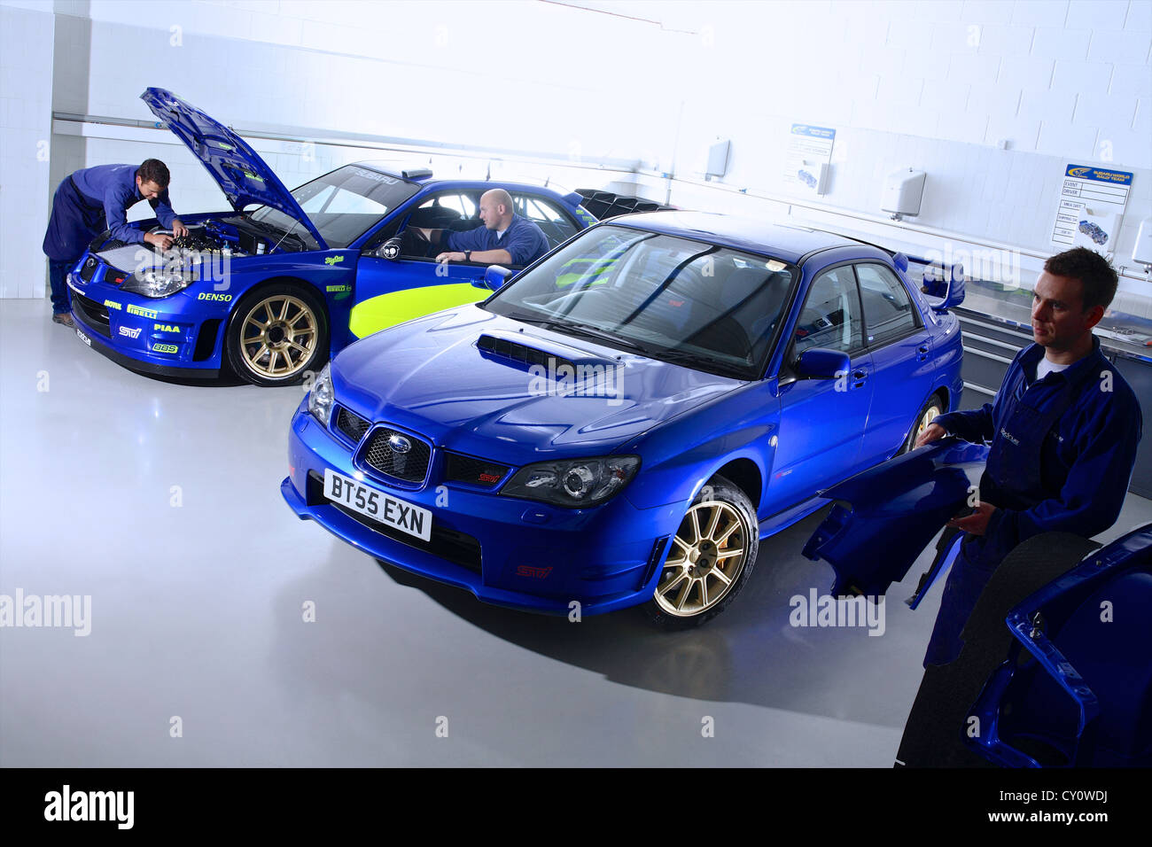 Lavorazione meccanica su Subaru Impresza rally auto in garage Foto Stock