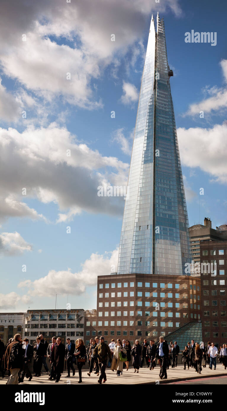 In Inghilterra. Londra. La Shard building e la folla. Foto Stock