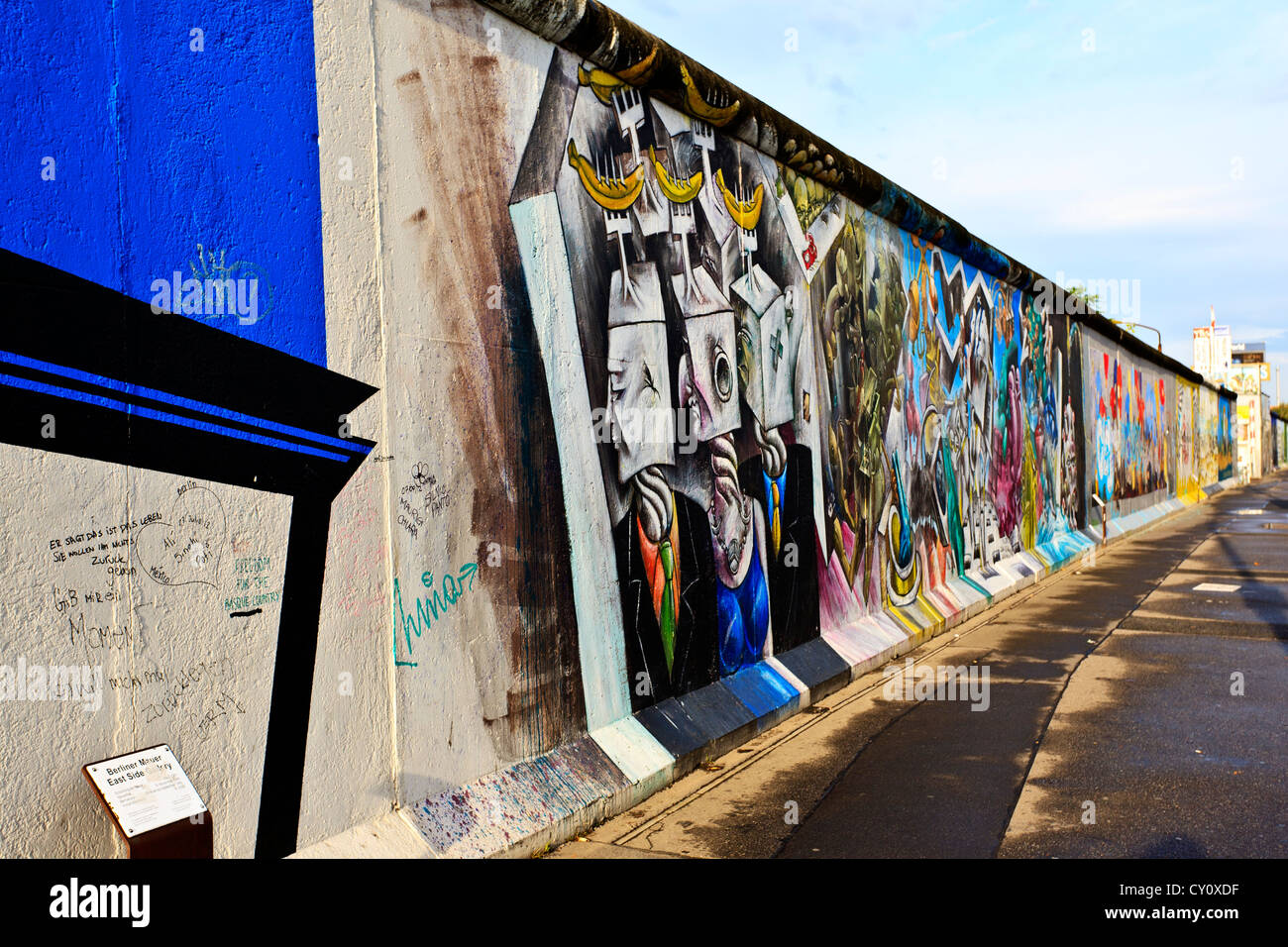 Muro di Berlino Berlino Germania colorato decorato muro di Berlino lungo il fiume Spree lato est Foto Stock