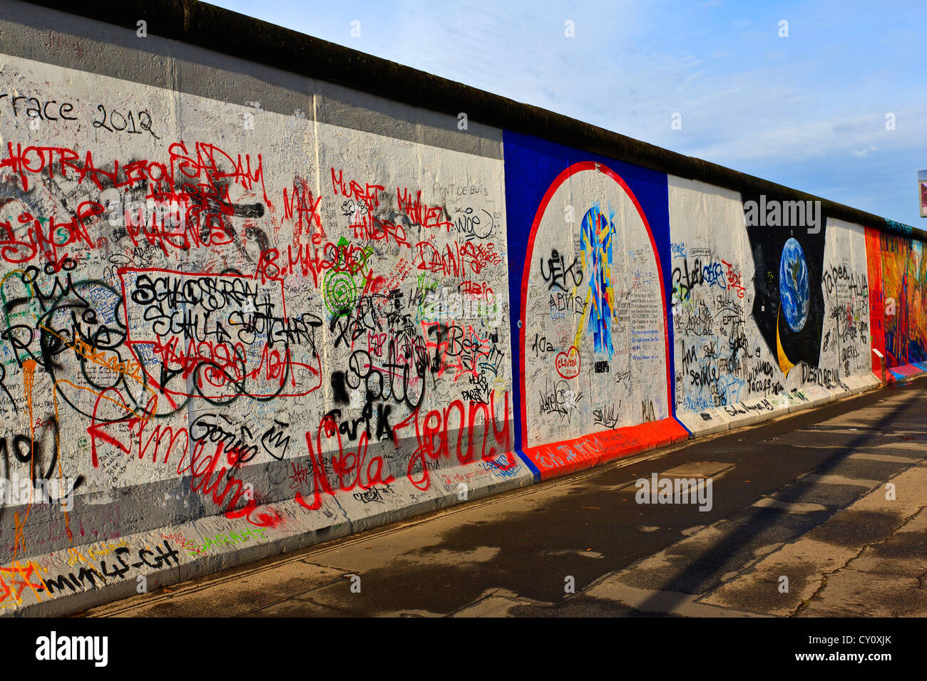 Muro di Berlino Berlino Germania colorato decorato muro di Berlino lungo il fiume Spree lato est Foto Stock