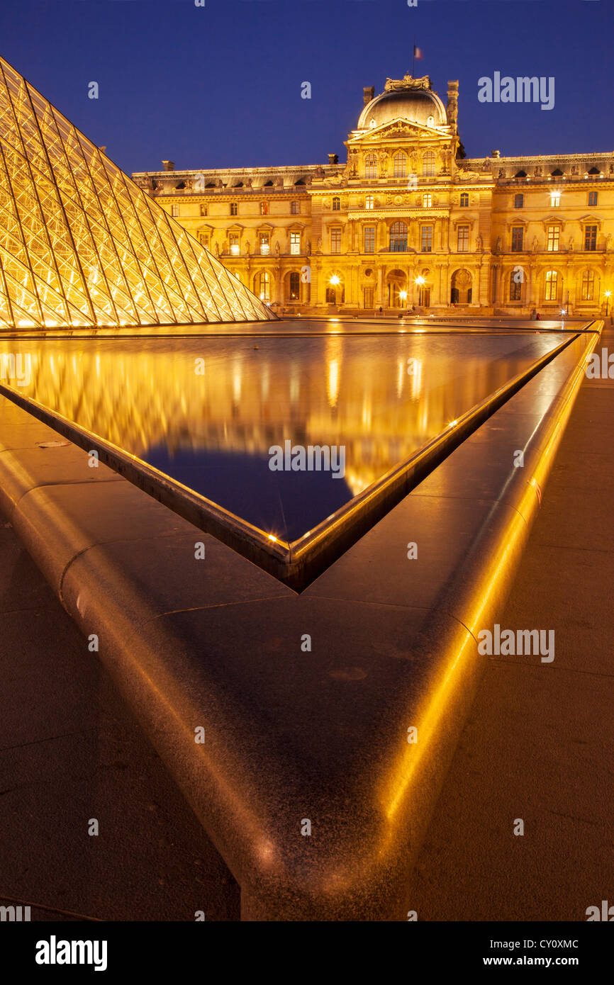 Twilight riflessioni a Musee du Louvre, Parigi Francia Foto Stock