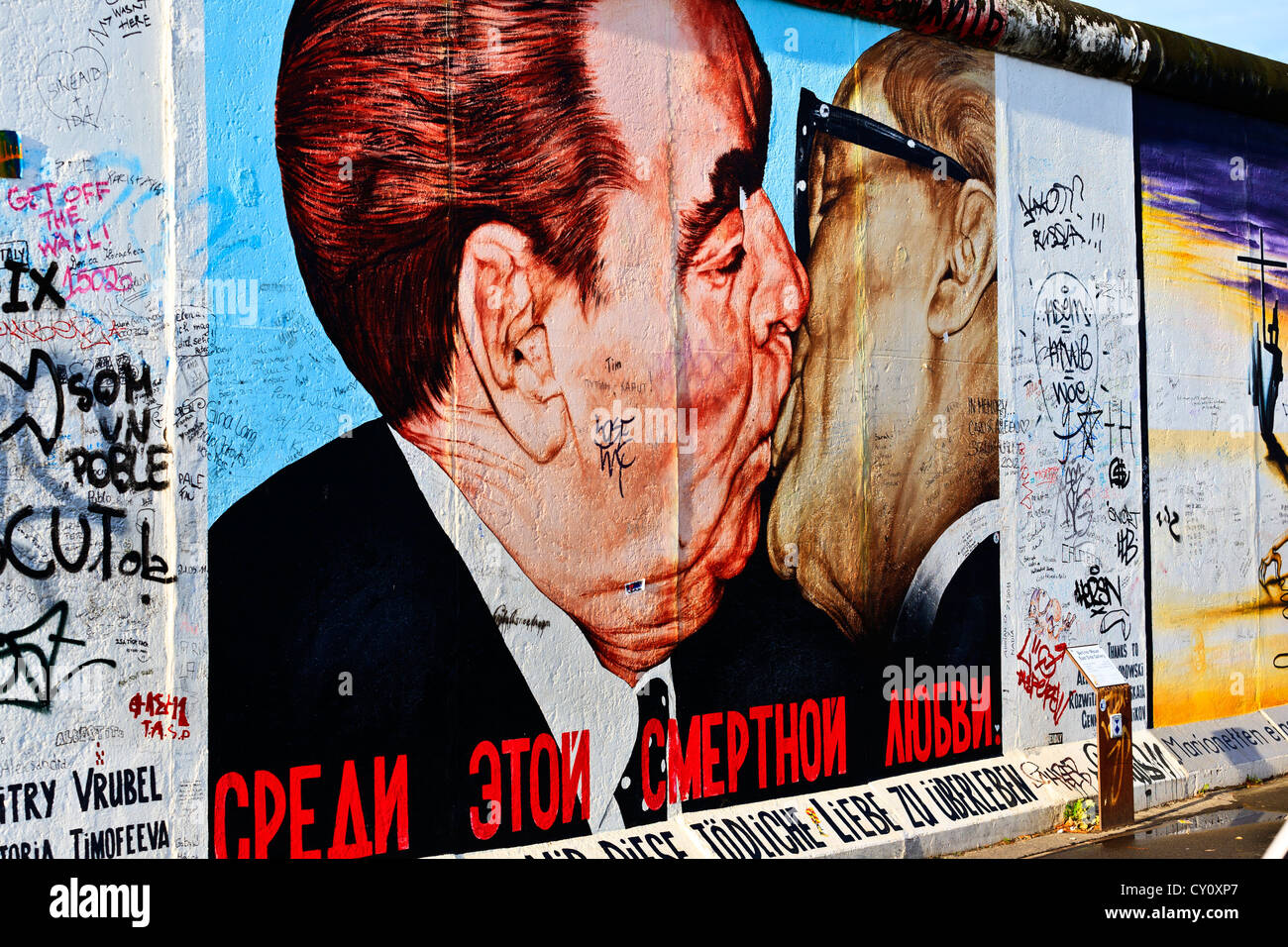 Muro di Berlino Berlino Germania colorato decorato muro di Berlino lungo il fiume Spree lato est Foto Stock