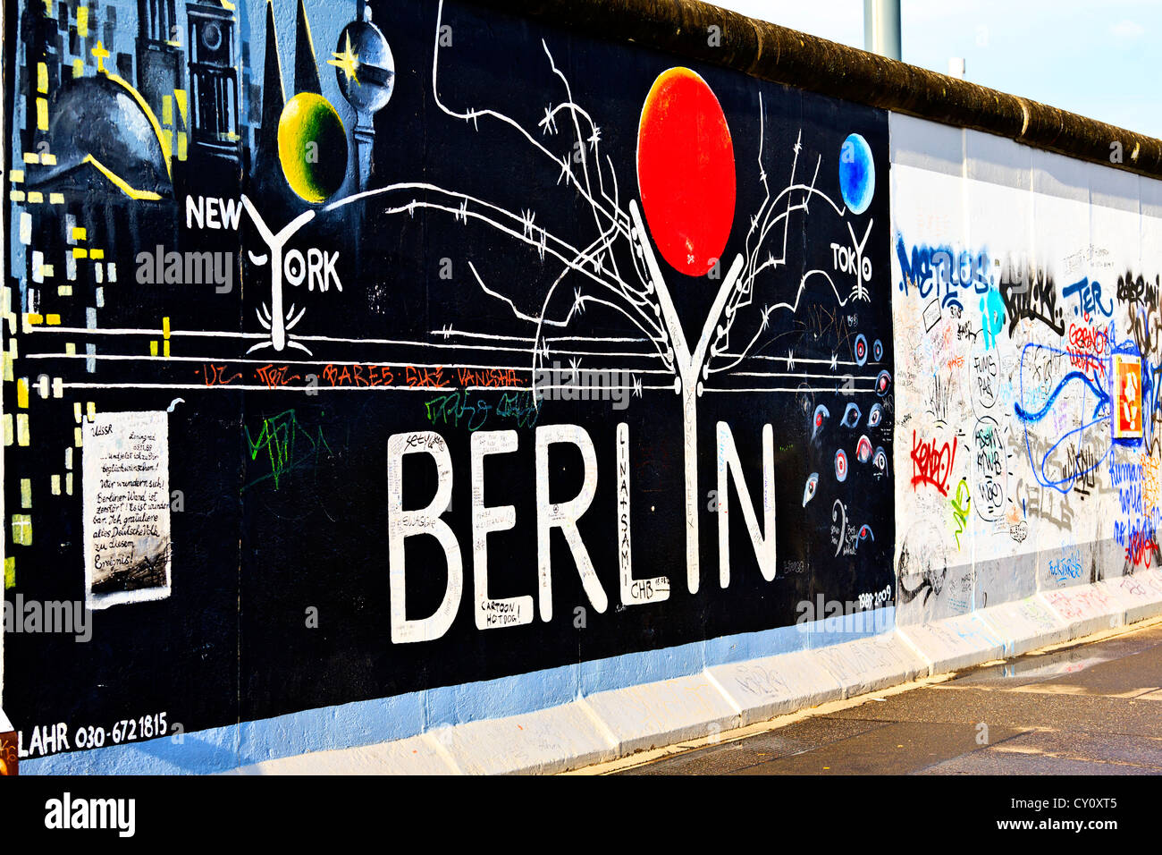 Muro di Berlino Berlino Germania colorato decorato muro di Berlino lungo il fiume Spree lato est Foto Stock