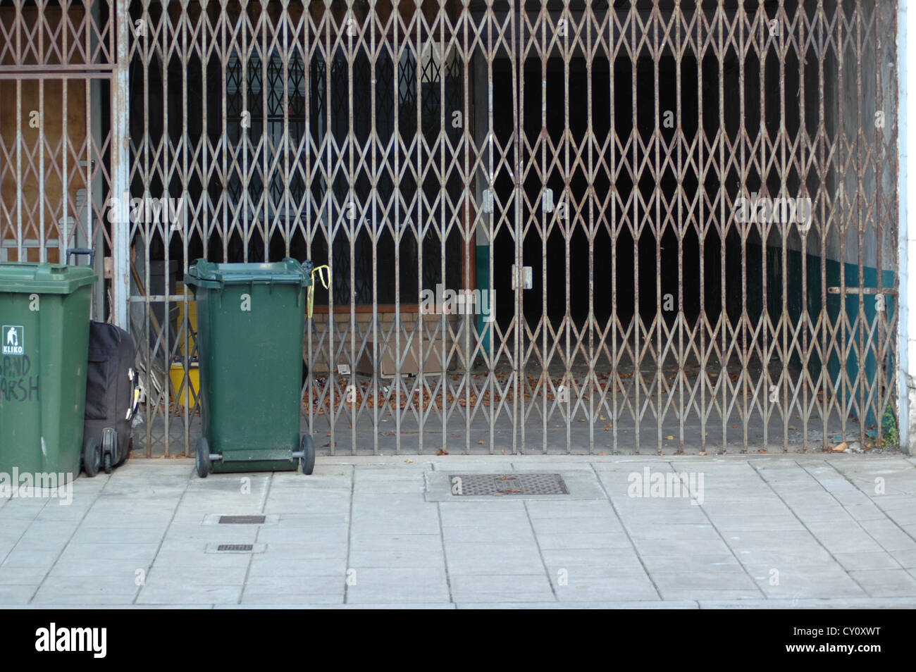 Negozio di vuoto lentamente cadendo in rovina. Foto Stock