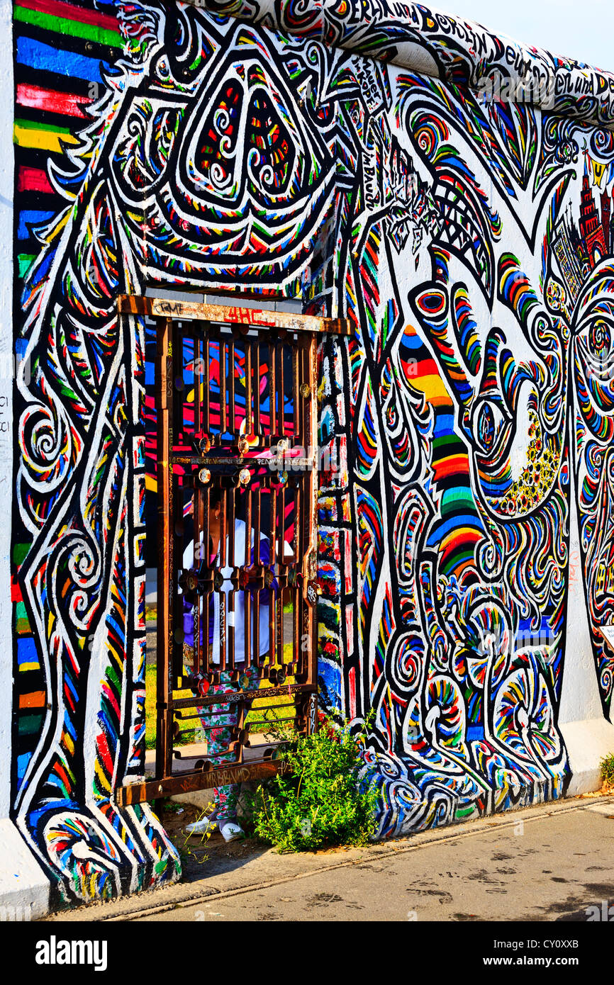 Muro di Berlino Berlino Germania colorato decorato muro di Berlino lungo il fiume Spree lato est Foto Stock