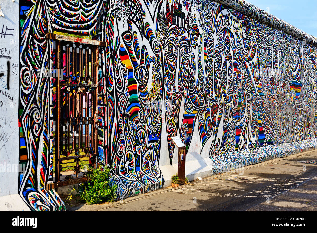Muro di Berlino Berlino Germania colorato decorato muro di Berlino lungo il fiume Spree lato est Foto Stock