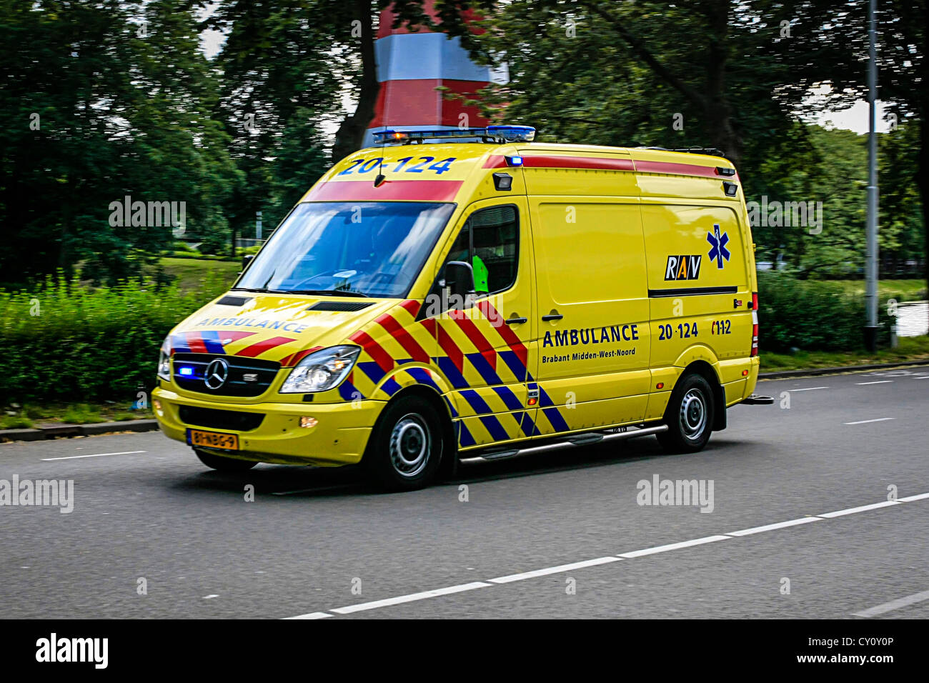 Giallo ambulanza olandese corre ad un incidente a Breda in Olanda Foto Stock