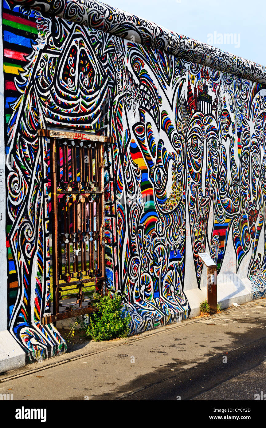 Muro di Berlino Berlino Germania colorato decorato muro di Berlino lungo il fiume Spree lato est Foto Stock