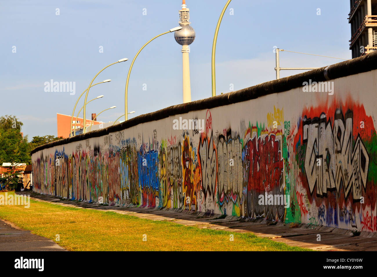 Muro di Berlino Berlino Germania colorato decorato muro di Berlino lungo il fiume Spree lato ovest della parete Foto Stock