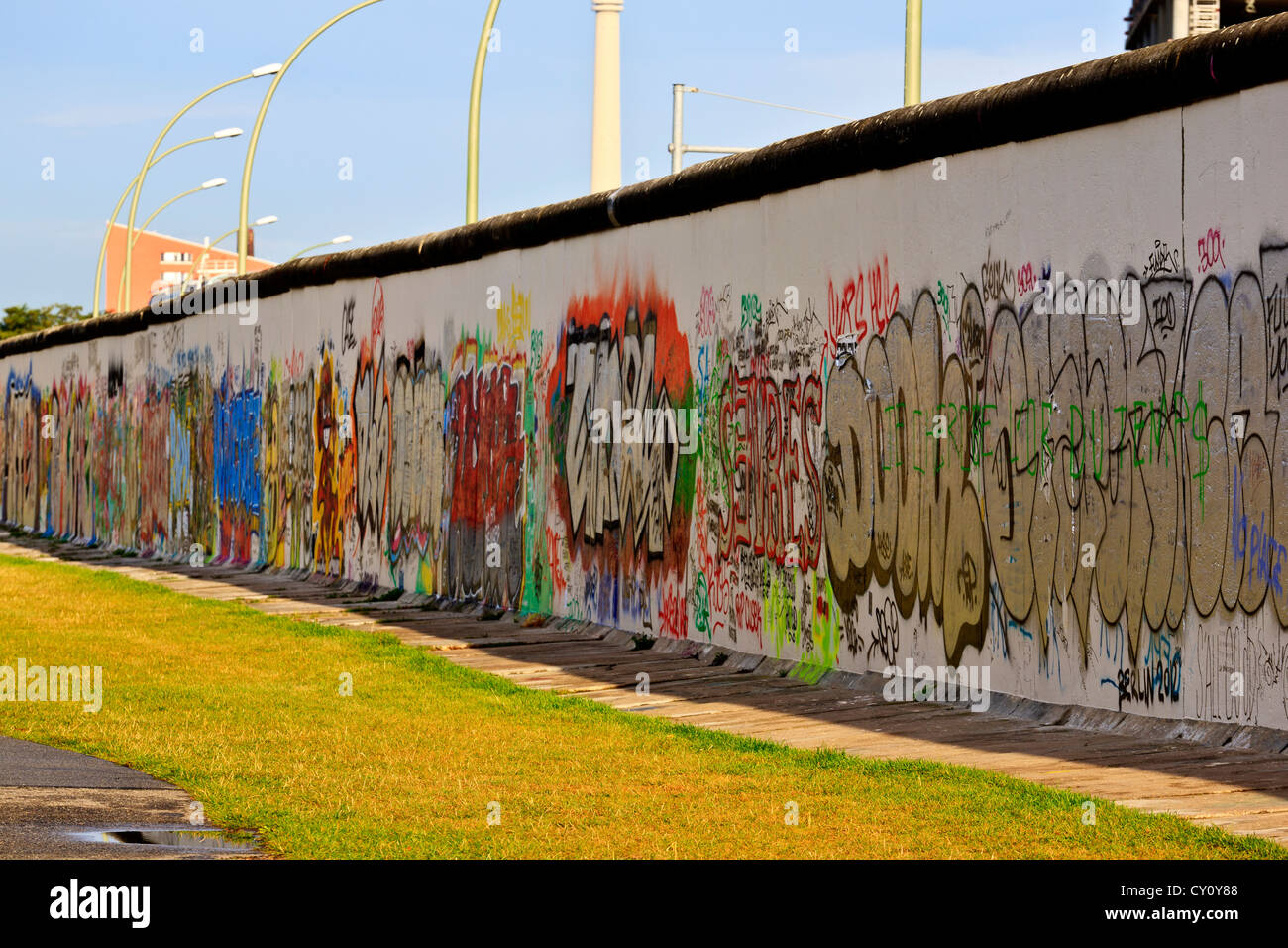 Muro di Berlino Berlino Germania colorato decorato muro di Berlino lungo il fiume Spree lato ovest della parete Foto Stock