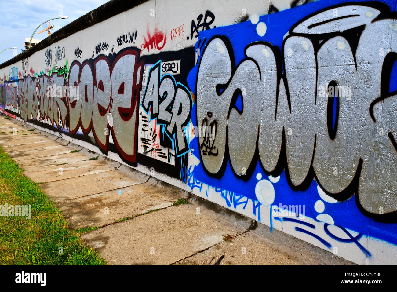 Muro di Berlino Berlino Germania colorato decorato muro di Berlino lungo il fiume Spree lato ovest della parete Foto Stock