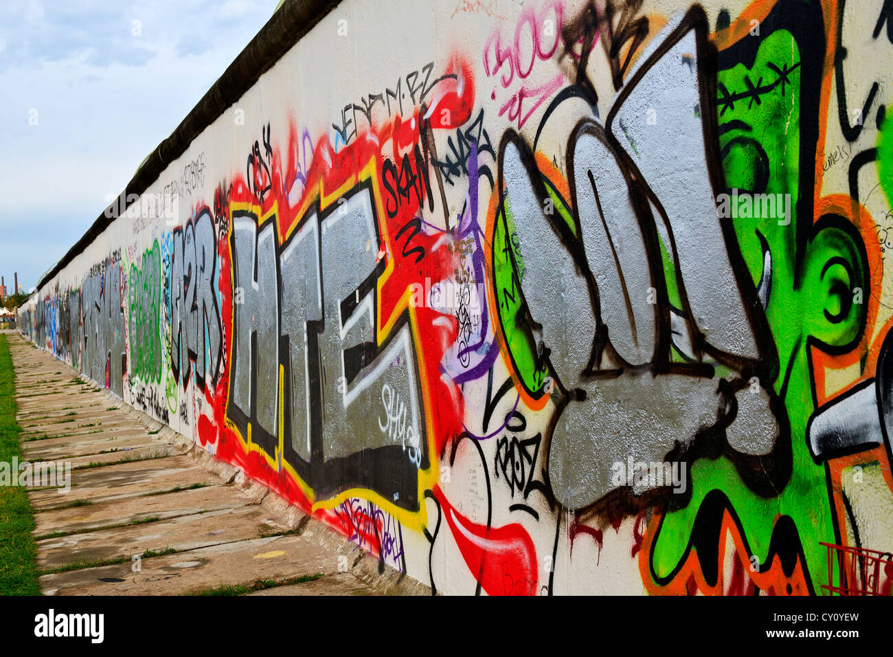 Muro di Berlino Berlino Germania colorato decorato muro di Berlino lungo il fiume Spree lato ovest della parete Foto Stock