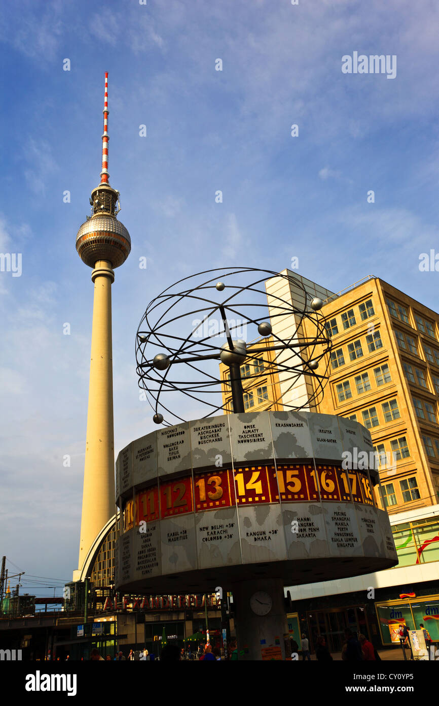 Alexanderplatz Berlino Germania orologio mondiale e la torre della TV Foto Stock