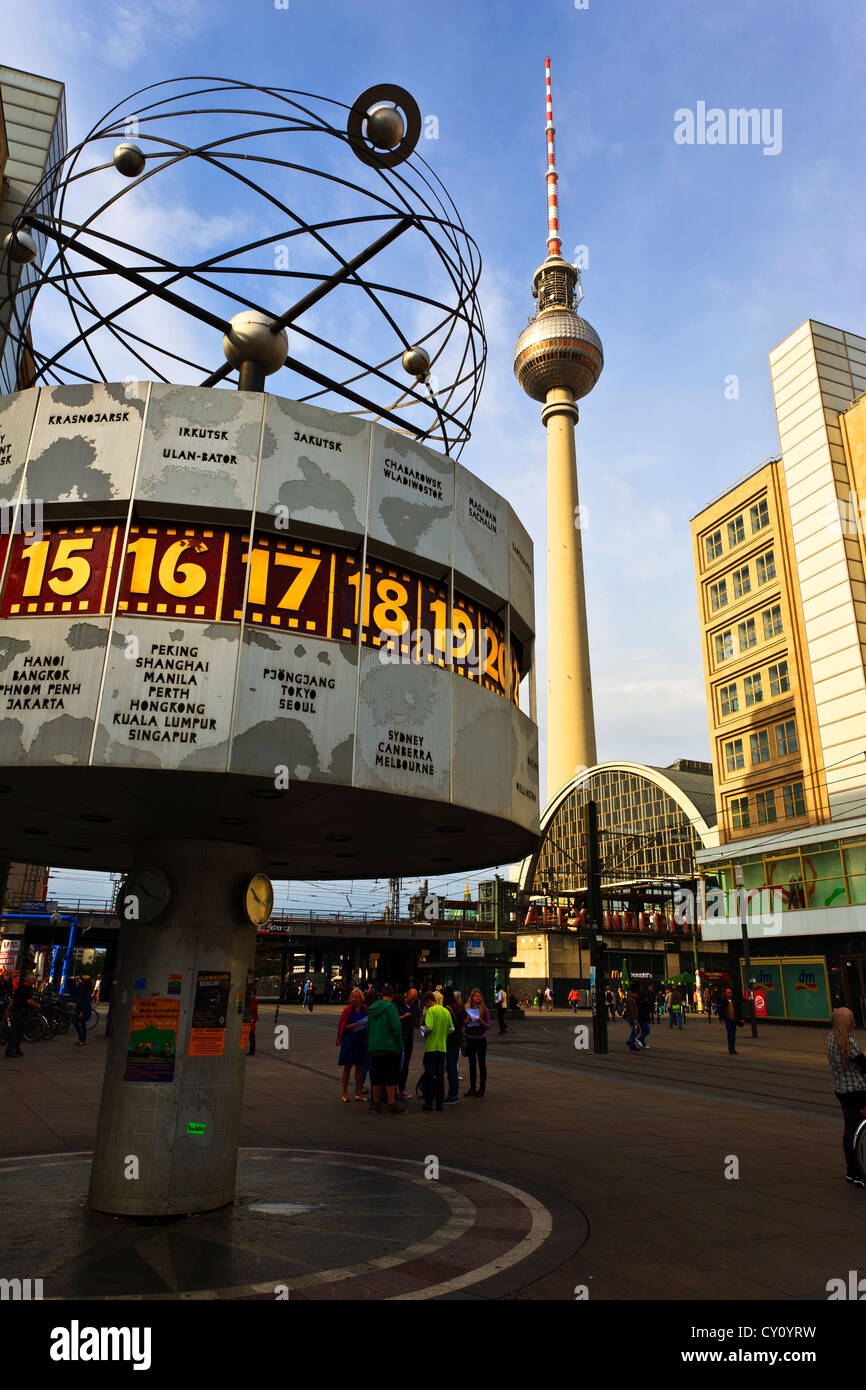 Alexanderplatz Berlino Germania orologio mondiale e la torre della TV Foto Stock