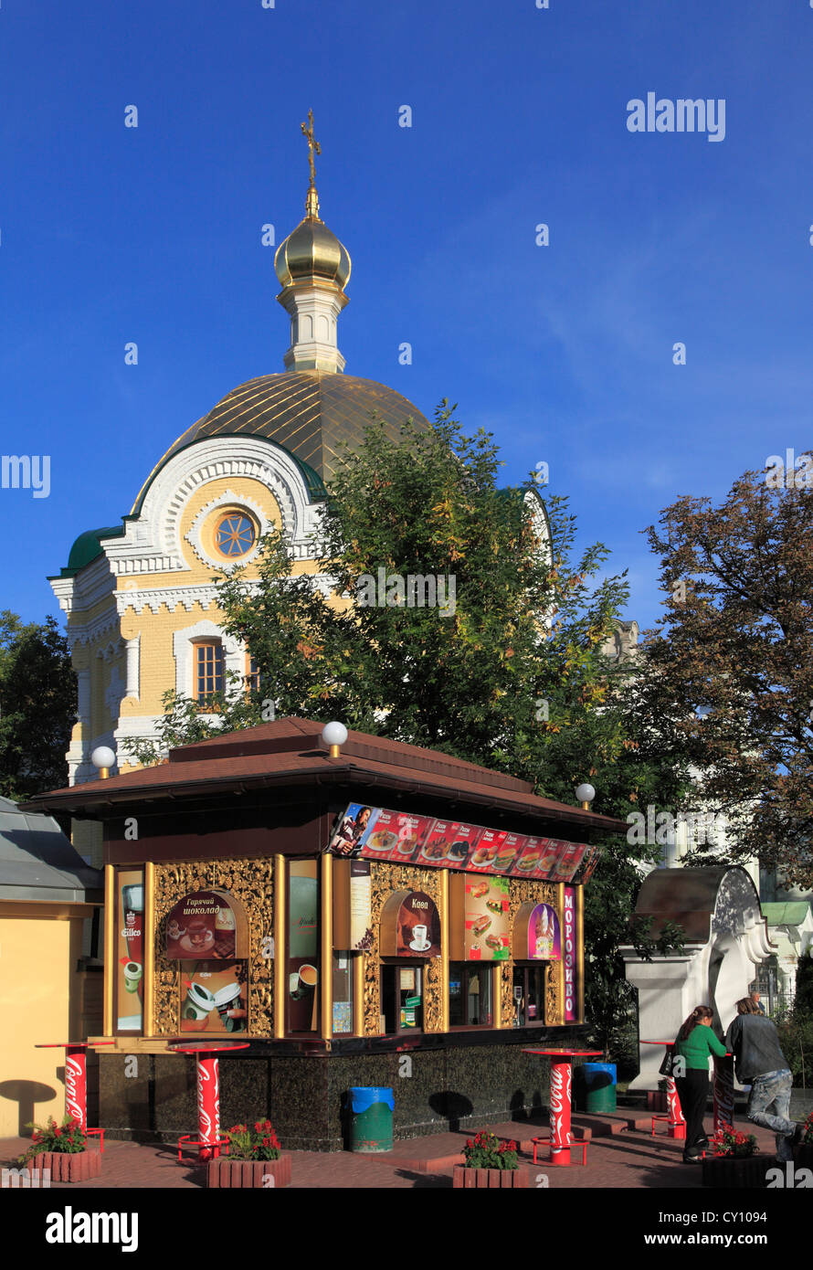 Ucraina, Kiev, Kyiv, scene di strada, bere stand, chiesa, Foto Stock