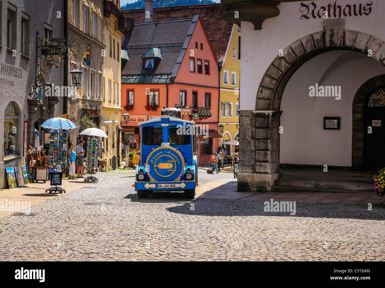 Il turista blu terra-treno navette turisti in giro per la pittoresca città bavarese di Fussen Germania Foto Stock