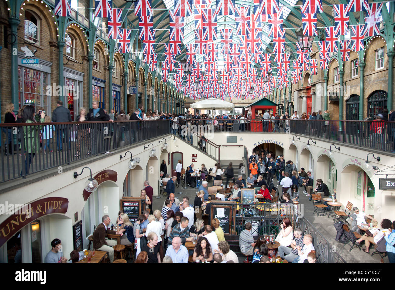 In Inghilterra. Londra. Union Jack flag buntings decorare mercato di Covent Garden interno. Foto Stock