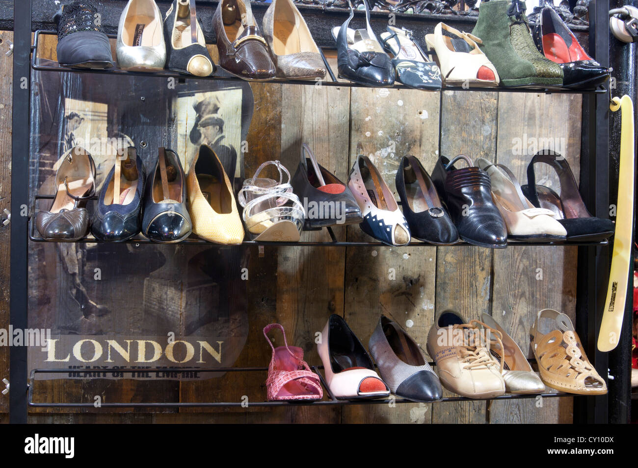 Vintage di seconda mano scarpa stallo con 'London cuore dell'Impero' firmare in stalle di Camden Market Camden North London Inghilterra England Regno Unito Foto Stock