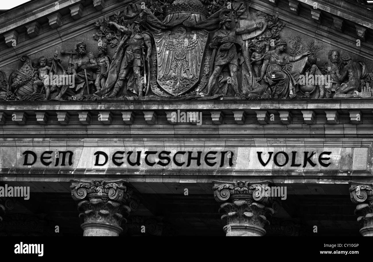 Dettaglio del Parlamento Tedesco Berlino Germania. Il palazzo del Reichstag tedesco di governo europeo facciata di edificio Foto Stock