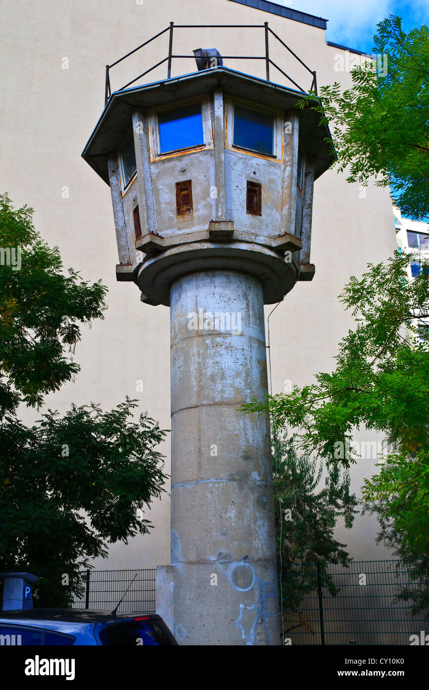 Torre di avvistamento del muro di Berlino in Berlino Germania Foto Stock