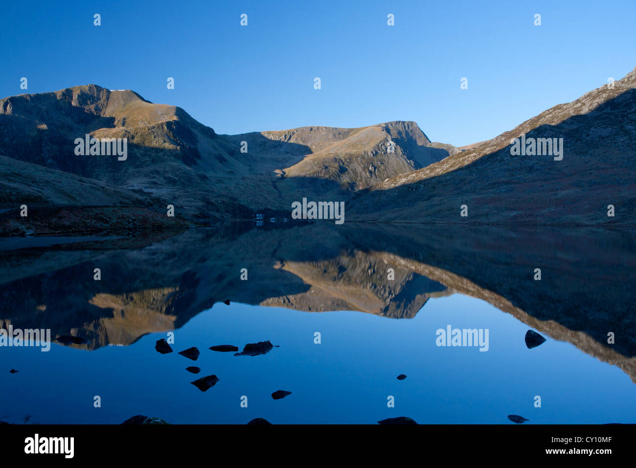Y Garn, Foel Goch e Penna Yr Ole Wen riflessa nelle acque ancora di Llyn Ogwen Lago Snowdonia Gwynedd North Wales UK Foto Stock