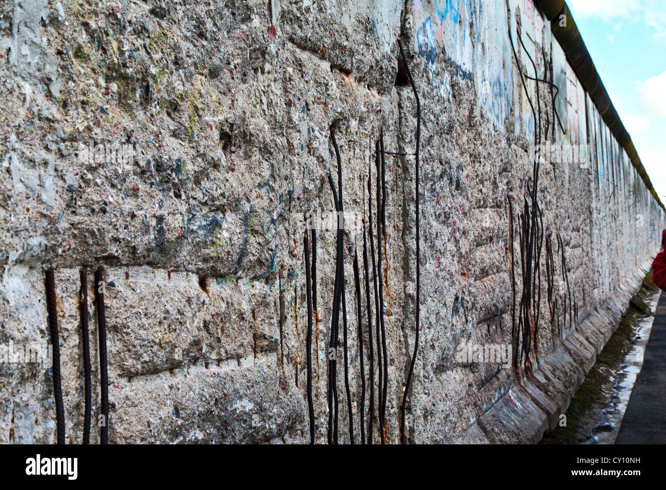 Resti del muro di Berlino in Niederkirchnerstrasse Berlino Germania. Sul lato est della parete Foto Stock