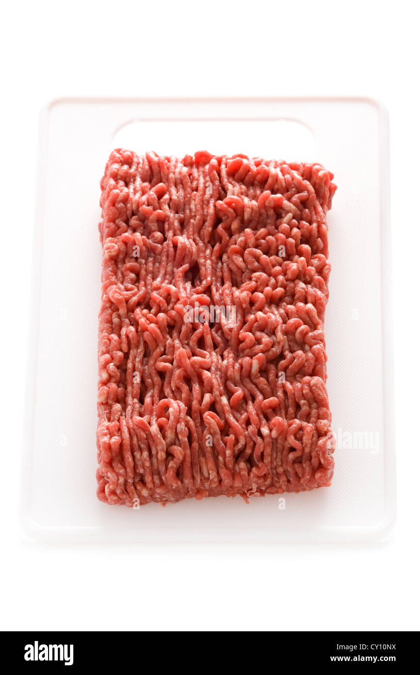 Carne di manzo macinata su un bianco tagliere isolato Foto Stock