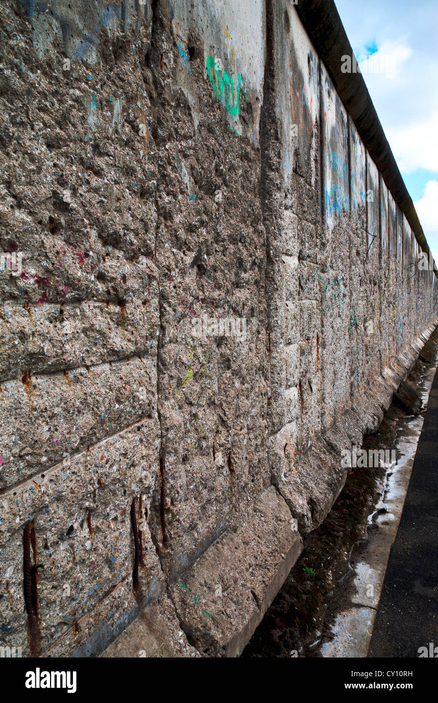 Resti del muro di Berlino in Niederkirchnerstrasse Berlino Germania. Sul lato est della parete Foto Stock