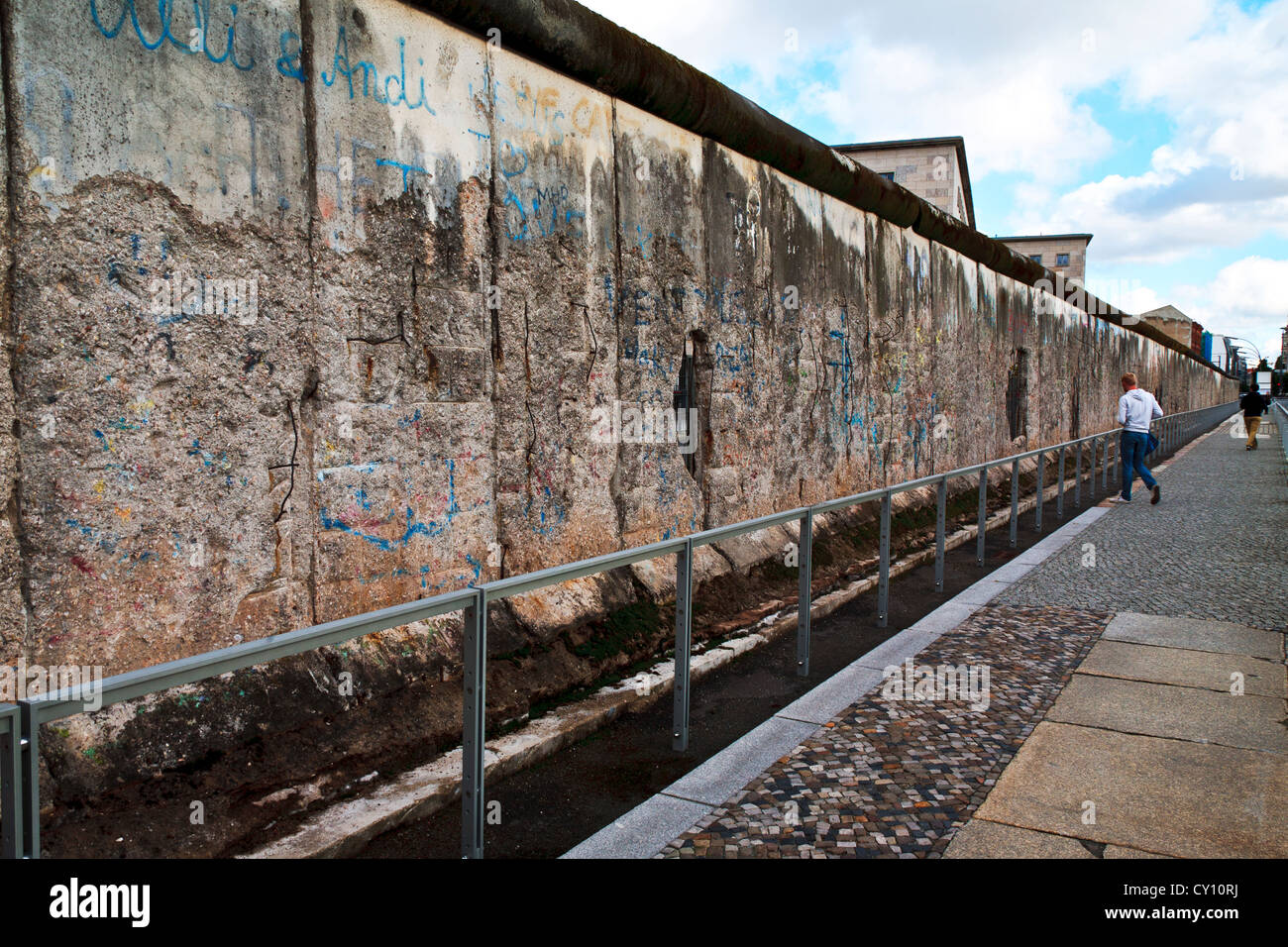 Resti del muro di Berlino in Niederkirchnerstrasse Berlino Germania. Sul lato est della parete Foto Stock