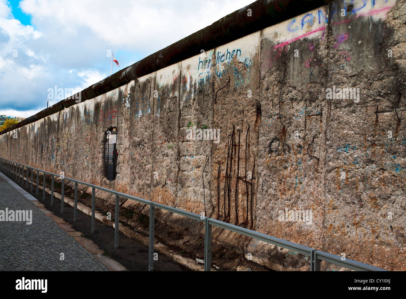 Resti del muro di Berlino in Niederkirchnerstrasse Berlino Germania. Sul lato est della parete Foto Stock